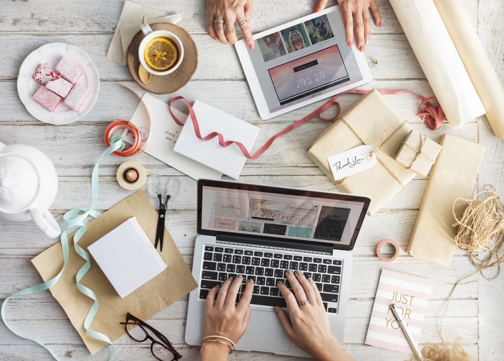 Une personne travaillant sur ordinateur et faisant de la personnalisation