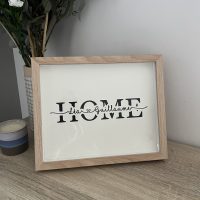 Cadre HOME rentrant dans la catégorie des cadeaux et déco personnalisés.