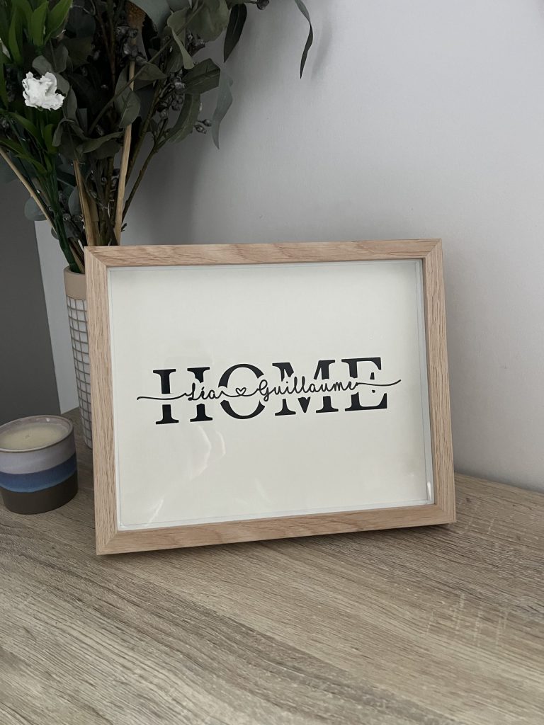 Cadre HOME rentrant dans la catégorie des cadeaux et déco personnalisés.