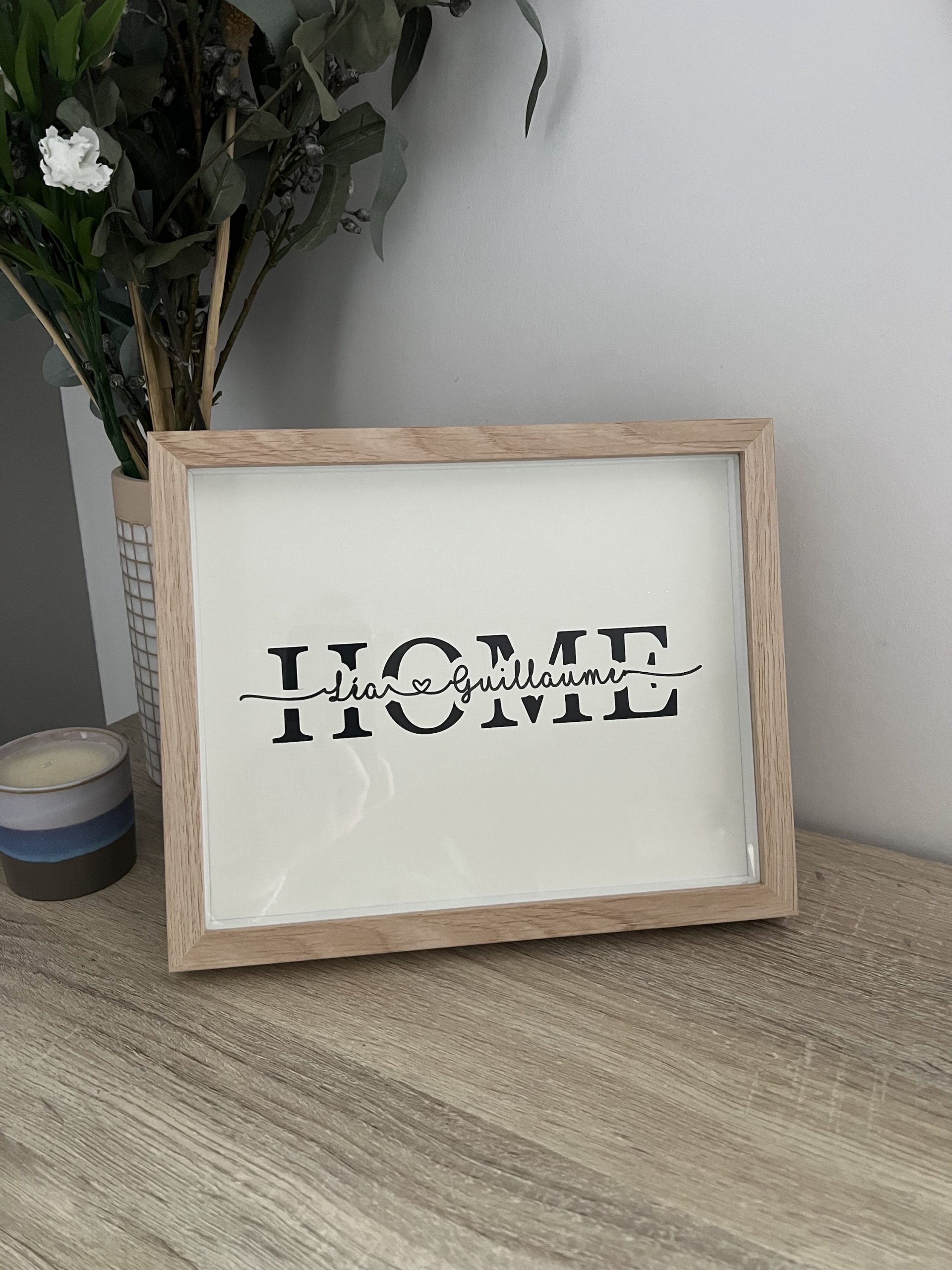 Cadre HOME rentrant dans la catégorie des cadeaux et déco personnalisés.