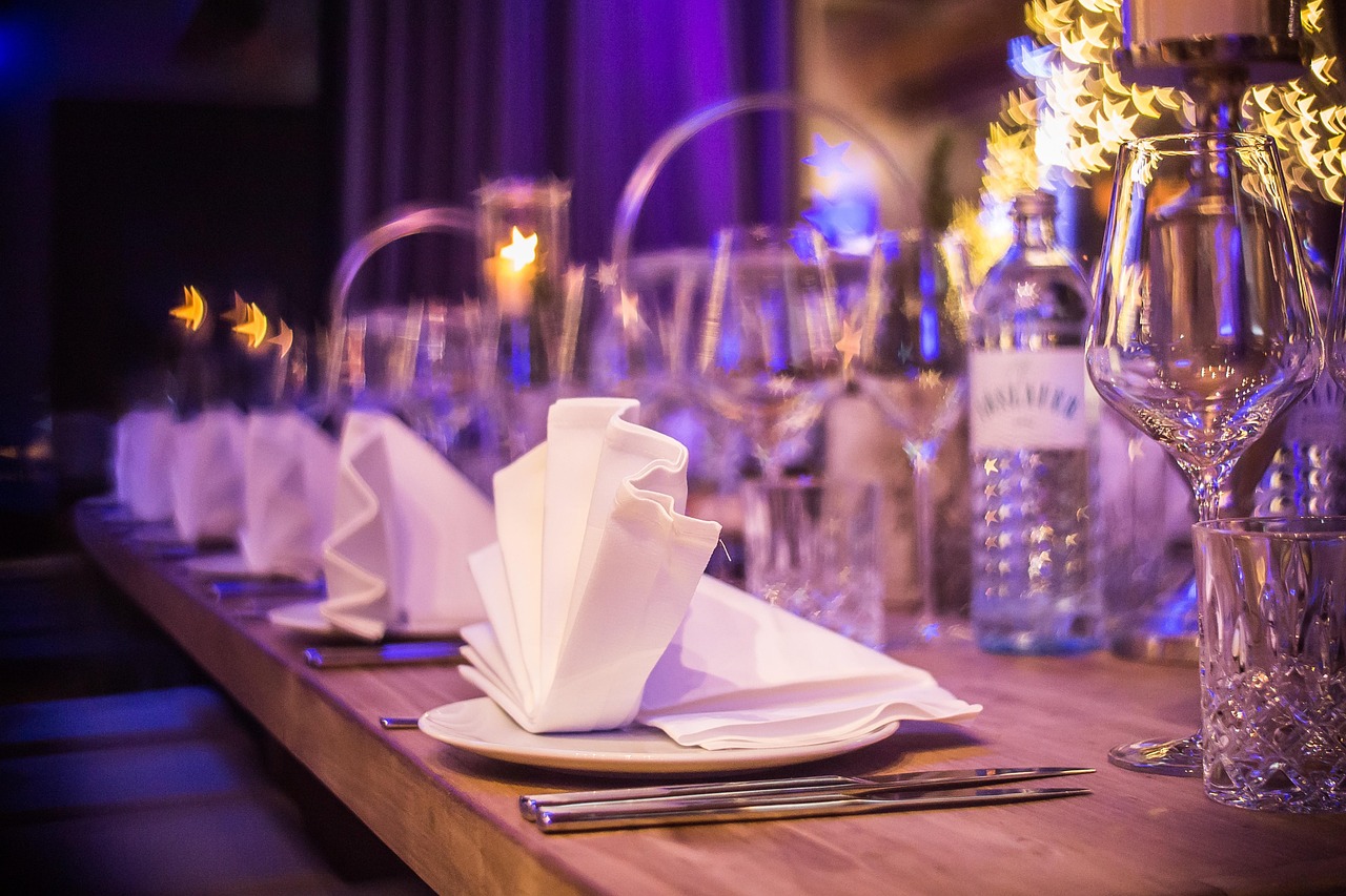 Une table de fête pour organiser un repas de fête réussi.